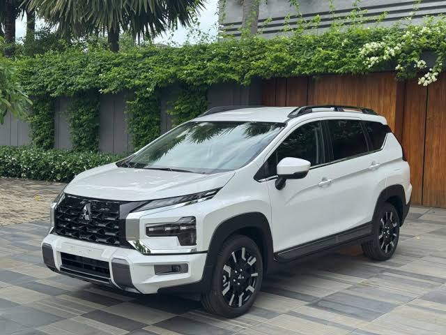 Taxi VinFast Limo màu vàng đưa đón Vĩnh Long